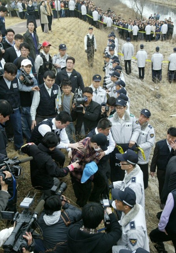 Thi thể bé gái 10 tuổi trên đồi tố cáo tội ác của gã hàng xóm, vén màn những phát hiện tiếp theo gây chấn động đất nước-7