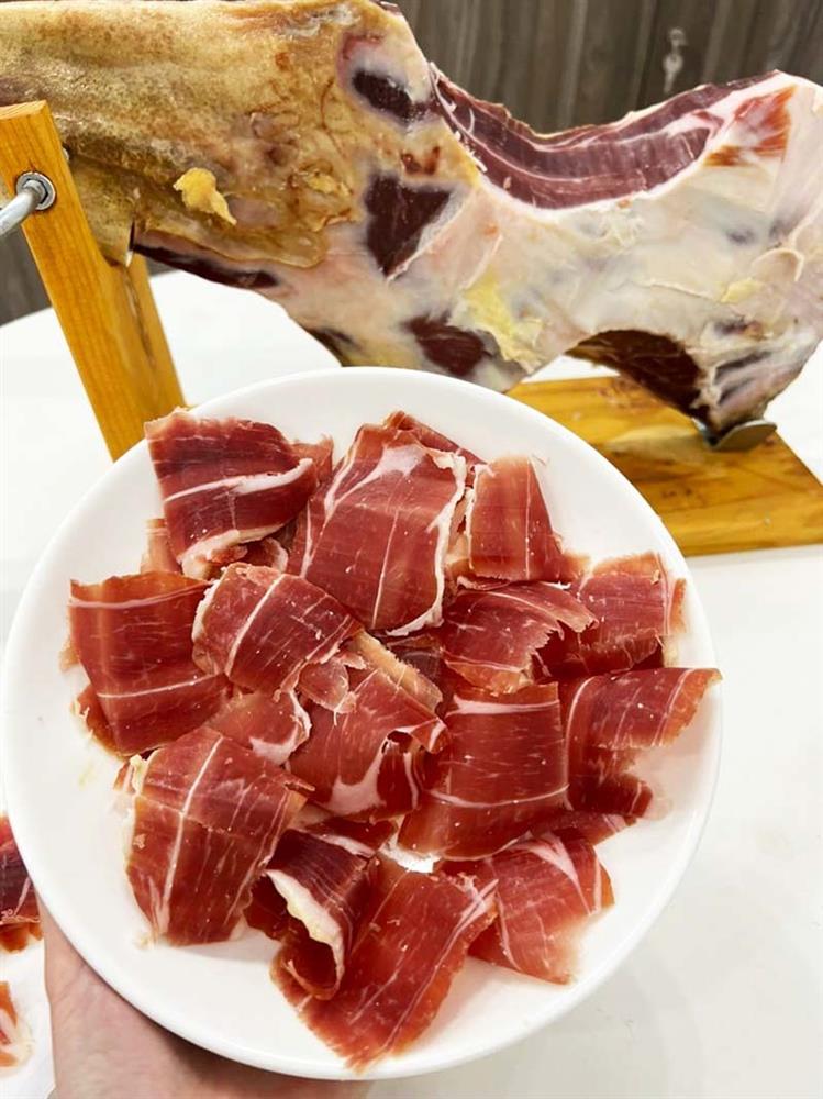 Mệnh danh ngon nhất thế giới, đùi heo muối đổ chợ Tết rẻ chưa từng có-2