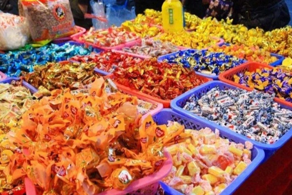 Đi chợ mua bánh kẹo ngày Tết phải né ngay 7 món siêu bẩn này, vừa phí tiền lại hại sức khỏe, món thứ 3 còn thuộc danh sách gây ung thư của WHO-1