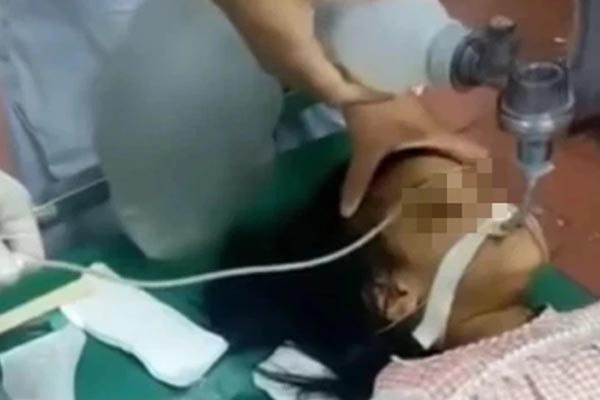 Cha pha thuốc trừ sâu vào nước ngọt cho con uống-2