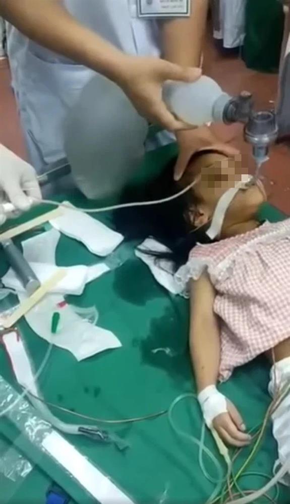 Xuất hiện clip nghi là bé gái 3 tuổi ở Hà Nội đang cấp cứu trong bệnh viện, người nồng nặc mùi thuốc trừ sâu-1