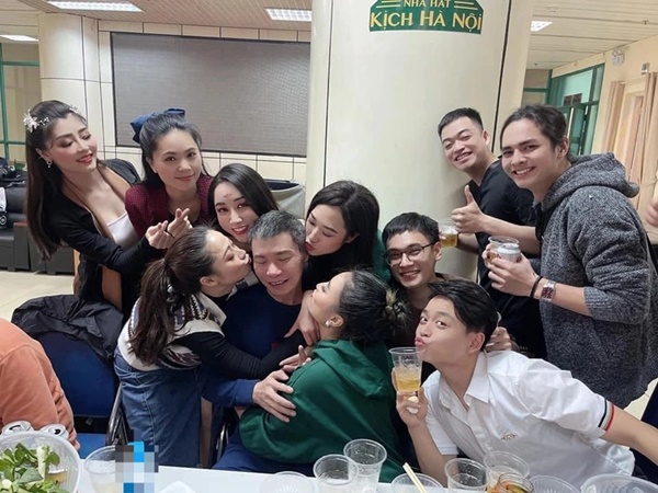 Vợ Công Lý thừa nhận chật vật kinh tế, chồng bật khóc đọc tin Táo Quân-2