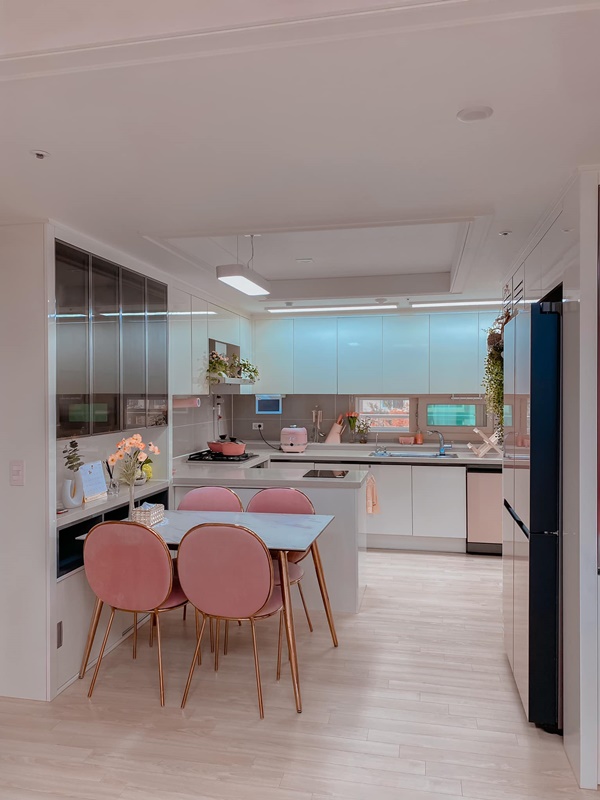 Phòng bếp màu hồng cực đẹp của gia đình ở Tây Ninh, mỏi mắt cũng không tìm được 1 điểm nào bị sến-2