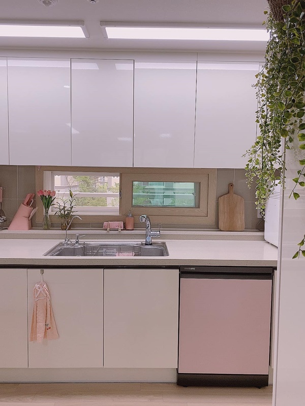 Phòng bếp màu hồng cực đẹp của gia đình ở Tây Ninh, mỏi mắt cũng không tìm được 1 điểm nào bị sến-5