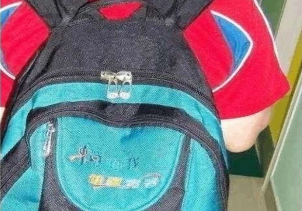 Dọn cặp cho con gái học cấp 2, bà mẹ phát hiện thấy bao cao su bên trong, con nói 1 câu làm mẹ đơ người-1