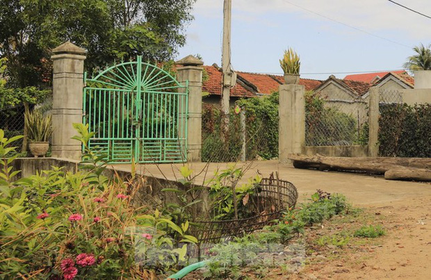 Nghe tiếng gọi tên con, người phụ nữ ra mở cổng liền bị bắn-1