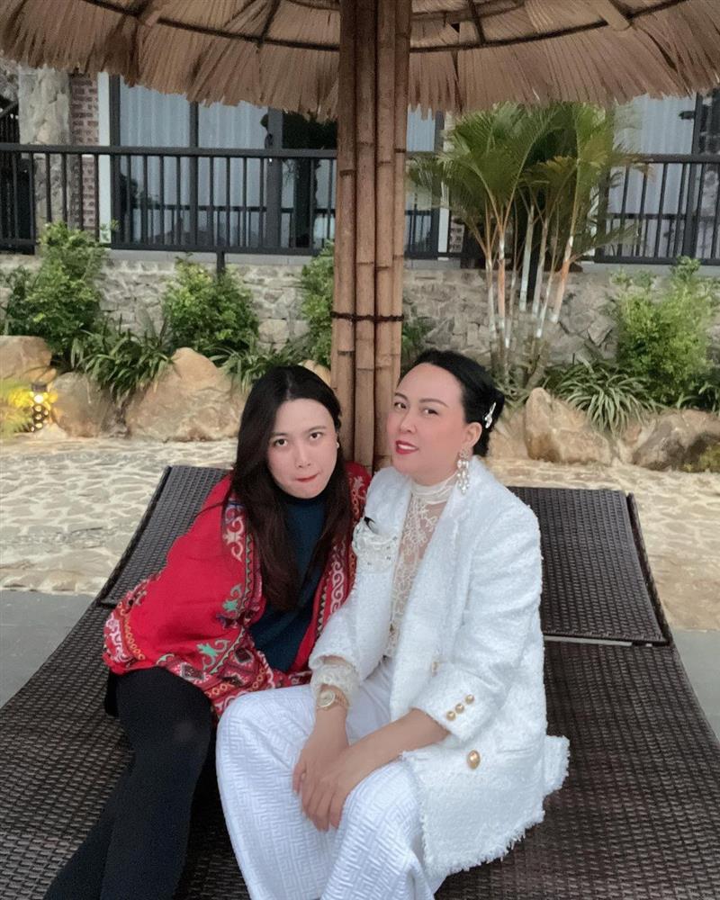 Phượng Chanel tự dìm hàng với phong cách quấn chăn ra đường-4