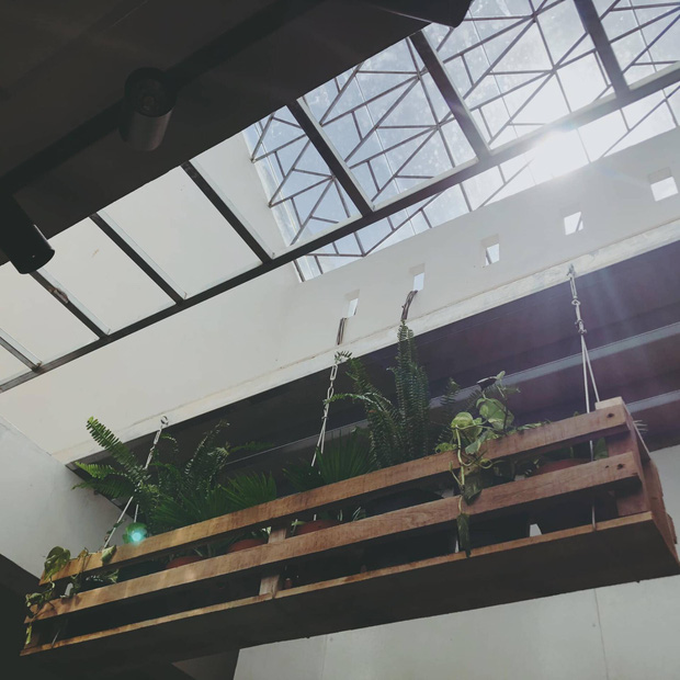 Ông bố cải tạo nhà kho cũ để làm quà sinh nhật tặng con trai, nhà không bản vẽ thiết kế nhưng nghệ chẳng kém quán cà phê-9