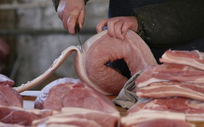 6 dấu hiệu chứng tỏ thịt lợn ngoài chợ đã bị bơm nước, nhiễm bẩn, gian thương lợi dụng ăn lãi to dịp Tết chẳng dại gì rỉ tai mách bạn tránh né-3