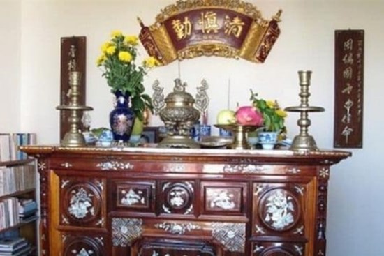 Lọ hoa trên ban thờ đặt bên trái hay bên phải và 9 loại hoa tuyệt đối không nên đặt trên ban thờ vào dịp Tết?