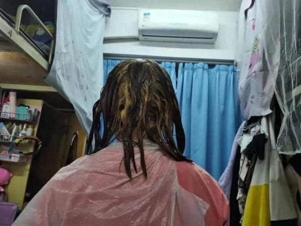 Đừng quá tin tưởng bè bạn, nhất là trong chuyện làm tóc...-1