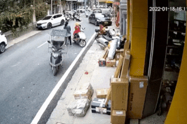 Người mẹ hoảng loạn tìm cứu con nhỏ sau khi bị ô tô 'điên' đâm văng