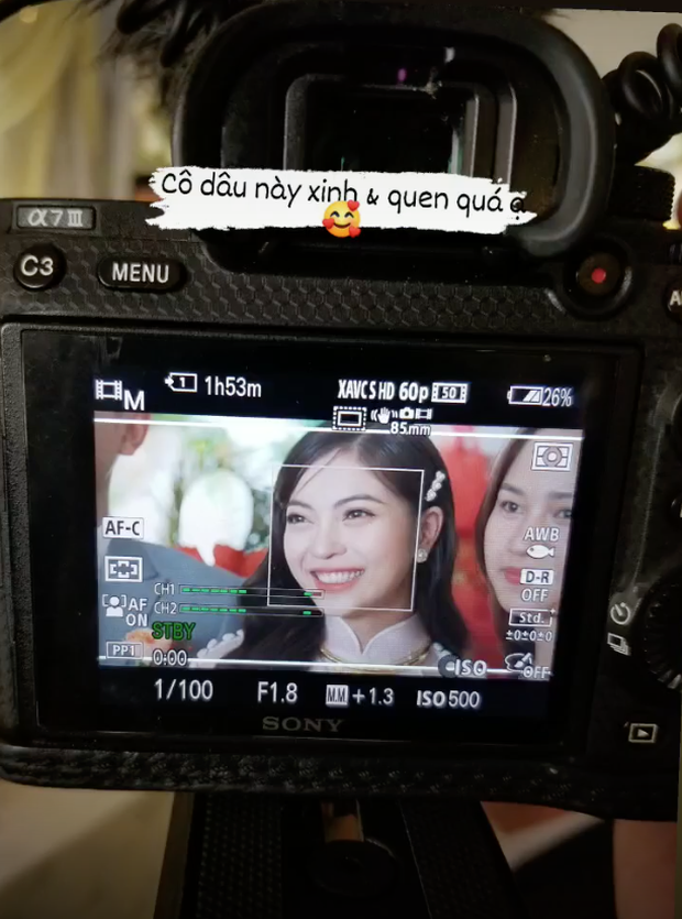 Xả loạt ảnh trong đám hỏi bí mật” của Nhật Lê: Chú rể hôn cô dâu cực tình, vàng treo kín tay trĩu cổ-6