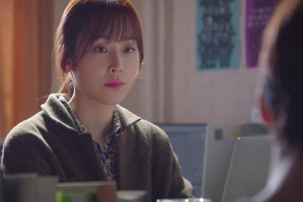 Đêm tân hôn, mẹ chồng bỗng chạy xộc vào phòng tôi, cầu xin cứu giúp bà-1