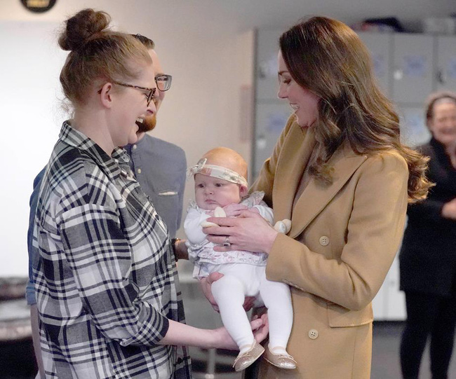Thấy vợ cưng nựng trẻ nhỏ, Hoàng tử William đưa ra câu nói khiến Công nương Kate cười ngượng ngùng, mọi người thì thích thú-2