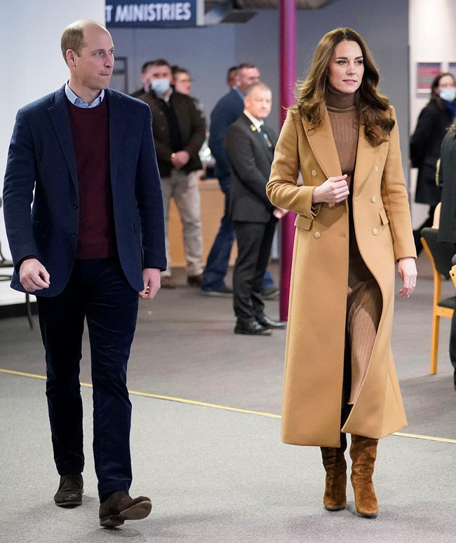 Thấy vợ cưng nựng trẻ nhỏ, Hoàng tử William đưa ra câu nói khiến Công nương Kate cười ngượng ngùng, mọi người thì thích thú-1