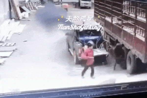 Ô tô vỡ nát sau cú tông cột điện, hình ảnh người ngồi ghế lái khiến tất cả thất kinh-1