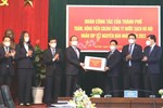 Phó Bí thư Thường trực Thành ủy Nguyễn Thị Tuyến thăm, tặng quà Tết công nhân lao động và nhân viên y tế-4