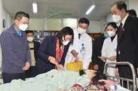 Phó Bí thư Thường trực Thành ủy Nguyễn Thị Tuyến thăm, tặng quà Tết công nhân lao động và nhân viên y tế