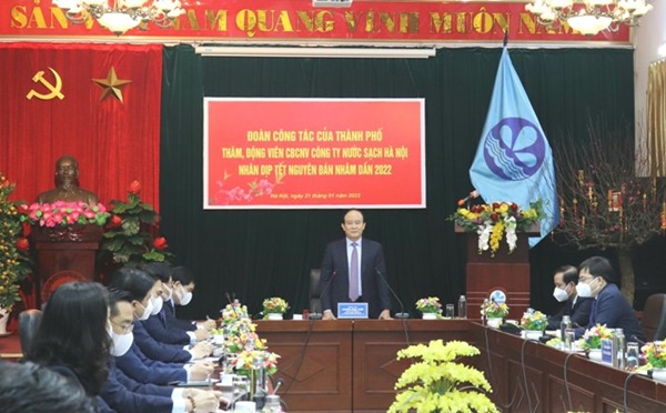 Phó Bí thư Thường trực Thành ủy Nguyễn Thị Tuyến thăm, tặng quà Tết công nhân lao động và nhân viên y tế-1