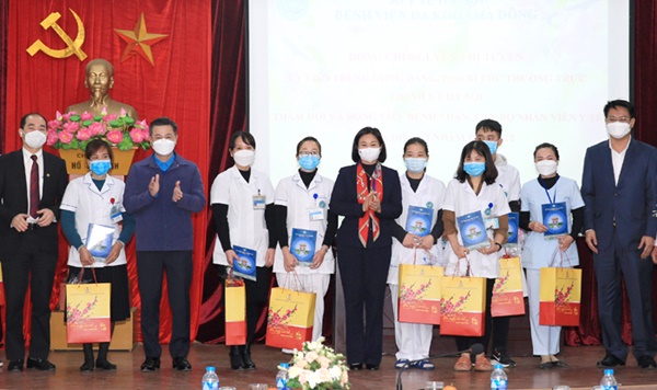 Phó Bí thư Thường trực Thành ủy Nguyễn Thị Tuyến thăm, tặng quà Tết công nhân lao động và nhân viên y tế-2