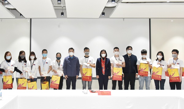 Phó Bí thư Thường trực Thành ủy Nguyễn Thị Tuyến thăm, tặng quà Tết công nhân lao động và nhân viên y tế-3