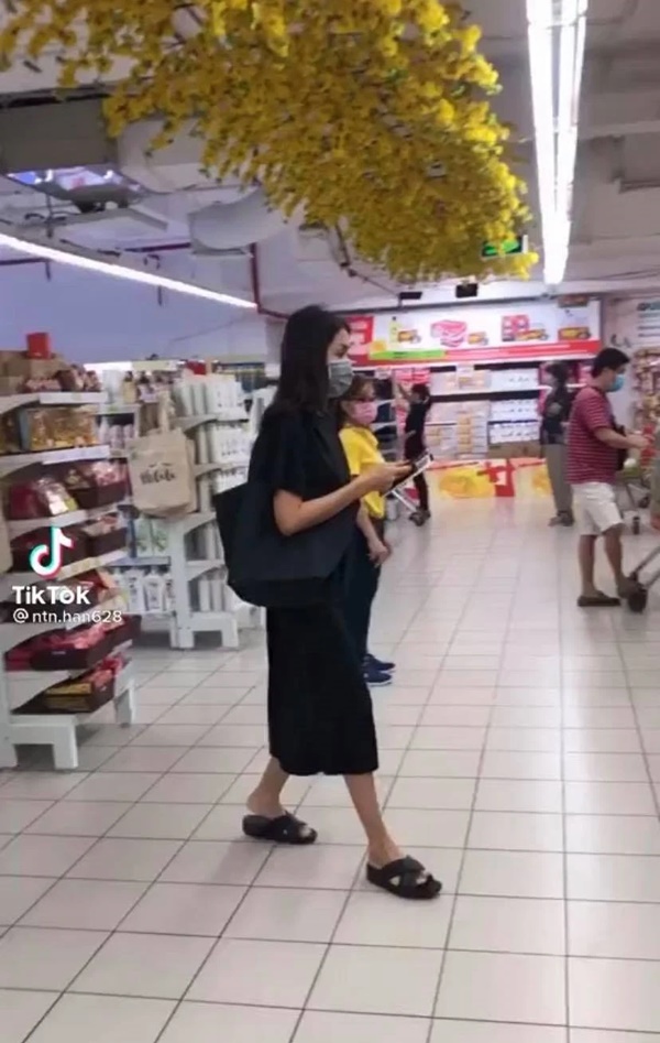 Team qua đường bắt gặp Tăng Thanh Hà đưa con đi chơi, diện mạo mẹ 3 con ngoài đời có xuất sắc như trên ảnh?-1