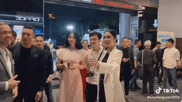 Team qua đường bắt gặp Tăng Thanh Hà đưa con đi chơi, diện mạo mẹ 3 con ngoài đời có xuất sắc như trên ảnh?-4