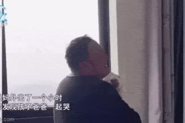 Vợ đi vắng 1 tiếng, chồng ở nhà vừa bế con vừa khóc nức nở: Hiểu lý do ai cũng xuýt xoa-1