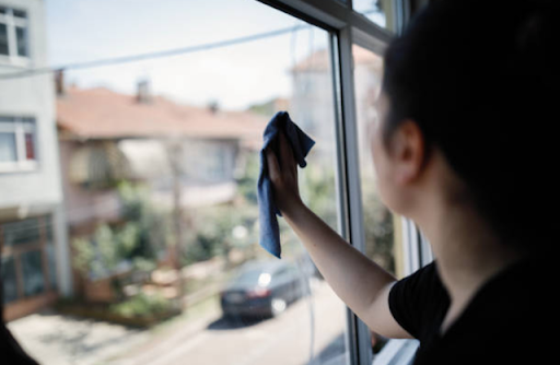 Giúp việc đột ngột xin nghỉ, tôi trả 15 triệu cùng lời cảm ơn, ai ngờ cô ấy đưa lại tờ giấy lộn, lúc mở ra tôi mới hay mình bị lừa-1