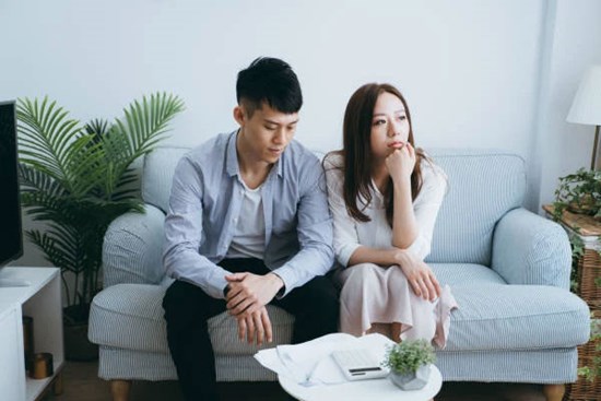 Chồng thấy sự chênh lệch ở 2 gói quà Tết liền tức tối xé toang, hành động của cô vợ cứng rắn sau đó làm anh hối không kịp