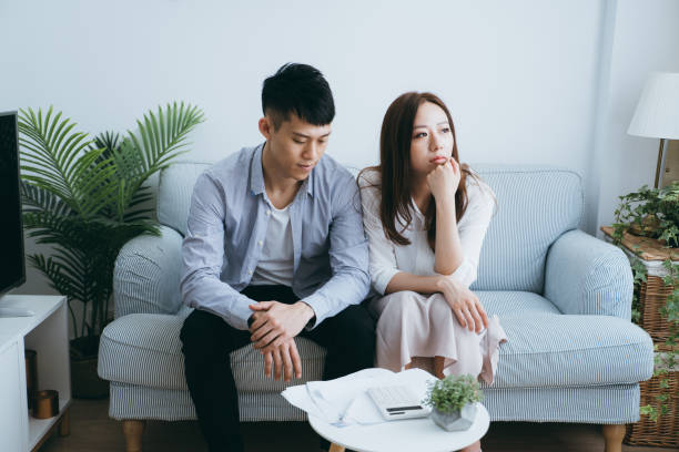 Chồng thấy sự chênh lệch ở 2 gói quà Tết liền tức tối xé toang, hành động của cô vợ cứng rắn sau đó làm anh hối không kịp-1