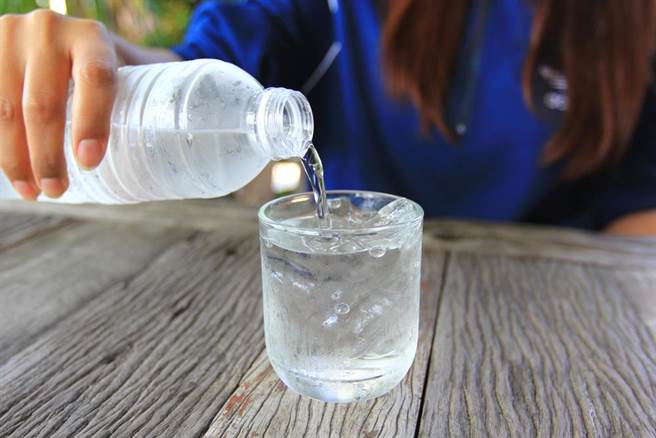 Uống nước theo kiểu này chẳng khác nào tự đầu độc, nạp vào cơ thể 1 chất gây ung thư mà WHO cảnh báo, lại tiềm ẩn nguy cơ vô sinh cao-2