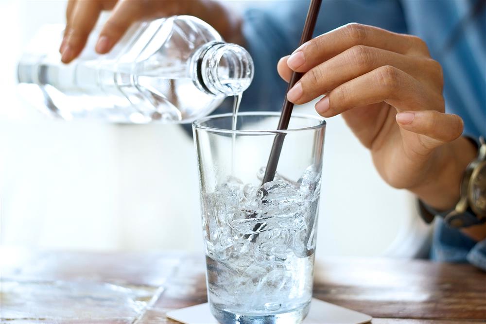 Uống nước theo kiểu này chẳng khác nào tự đầu độc, nạp vào cơ thể 1 chất gây ung thư mà WHO cảnh báo, lại tiềm ẩn nguy cơ vô sinh cao-3