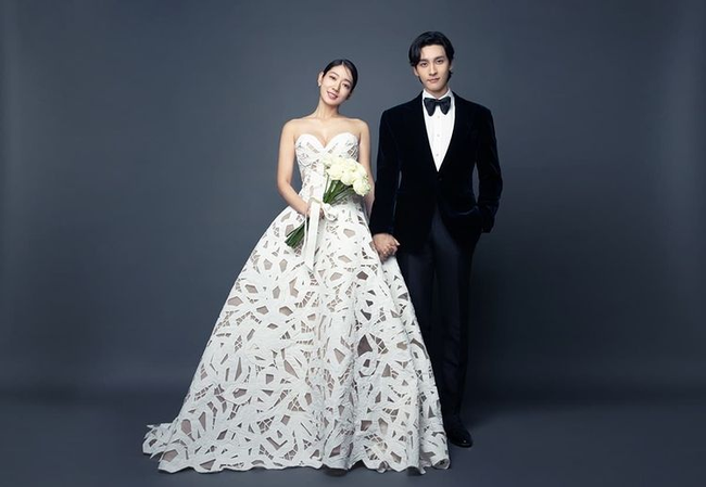 HOT: Park Shin Hye công khai ảnh cưới bên ông xã kém tuổi trước giờ bước vào lễ đường-1