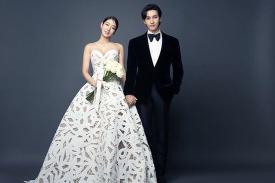 HOT: Park Shin Hye công khai ảnh cưới bên ông xã kém tuổi trước giờ bước vào lễ đường
