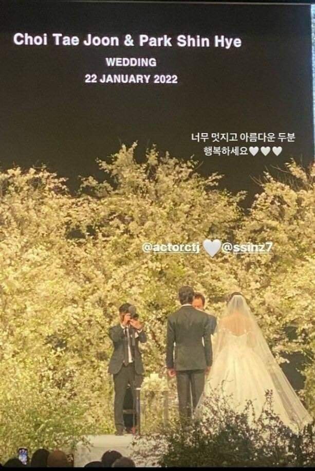 Park Shin Hye khóa môi chú rể kém tuổi cực ngọt ngào trong đám cưới-1