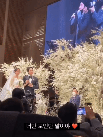 Park Shin Hye khóa môi chú rể kém tuổi cực ngọt ngào trong đám cưới-3
