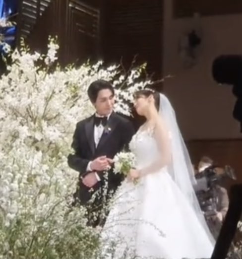 Park Shin Hye khóa môi chú rể kém tuổi cực ngọt ngào trong đám cưới-5