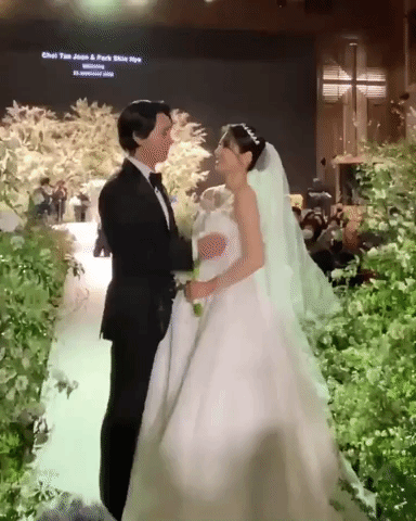 Park Shin Hye khóa môi chú rể kém tuổi cực ngọt ngào trong đám cưới-7