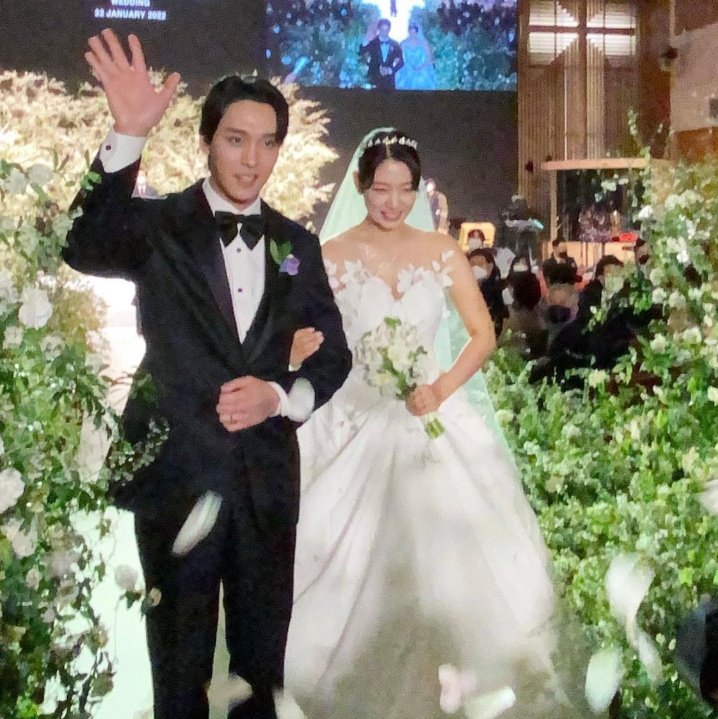 Park Shin Hye khóa môi chú rể kém tuổi cực ngọt ngào trong đám cưới-8