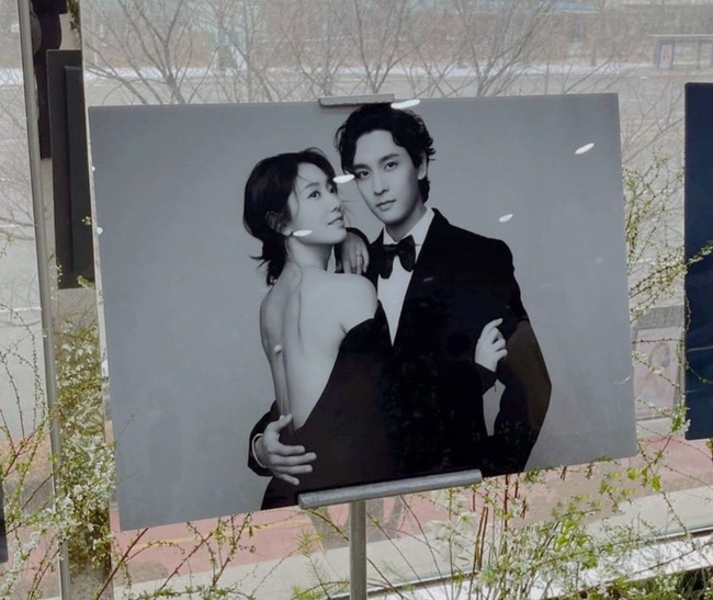 Park Shin Hye khóa môi chú rể kém tuổi cực ngọt ngào trong đám cưới-11