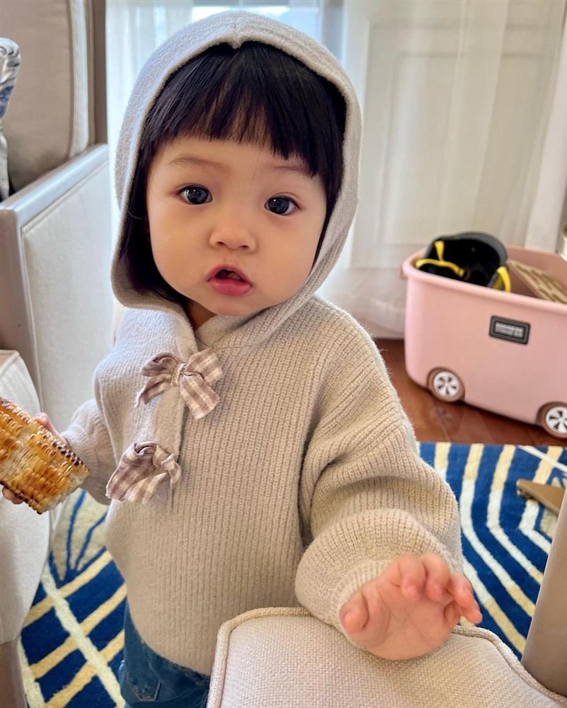 Độ hài hước của hai nhóc tỳ nhà Hà Hồ - Đàm Thu Trang: Leon không cần làm gì cũng gây cười, Suchin cứ thấy máy ảnh là lầy lội-10