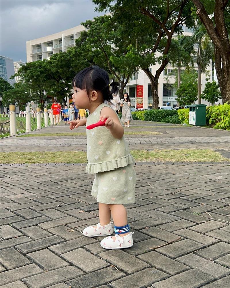 Độ hài hước của hai nhóc tỳ nhà Hà Hồ - Đàm Thu Trang: Leon không cần làm gì cũng gây cười, Suchin cứ thấy máy ảnh là lầy lội-12