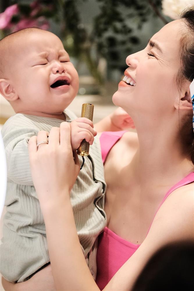 Độ hài hước của hai nhóc tỳ nhà Hà Hồ - Đàm Thu Trang: Leon không cần làm gì cũng gây cười, Suchin cứ thấy máy ảnh là lầy lội-6