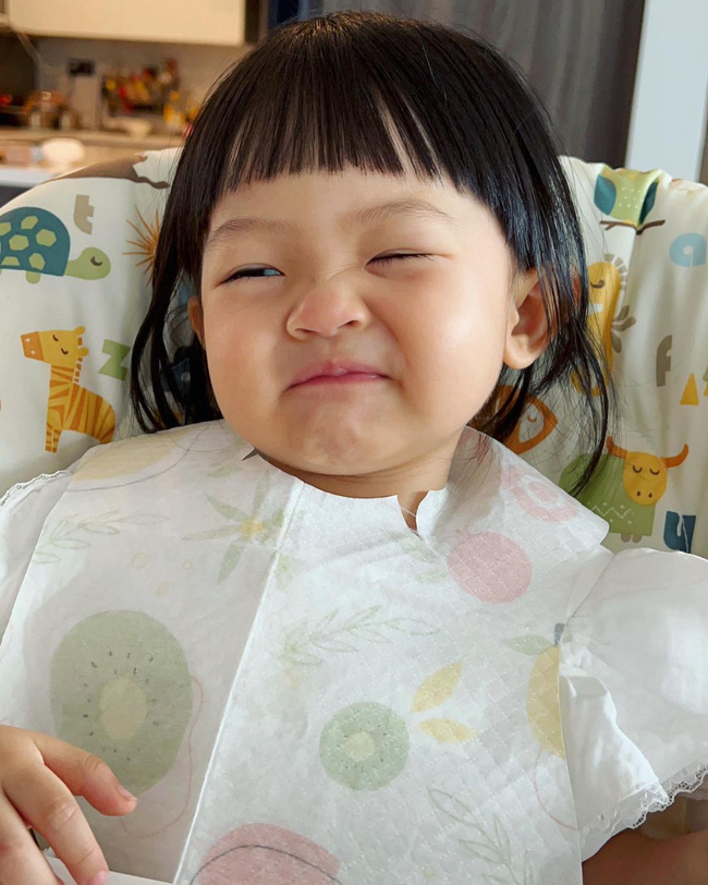 Độ hài hước của hai nhóc tỳ nhà Hà Hồ - Đàm Thu Trang: Leon không cần làm gì cũng gây cười, Suchin cứ thấy máy ảnh là lầy lội-9