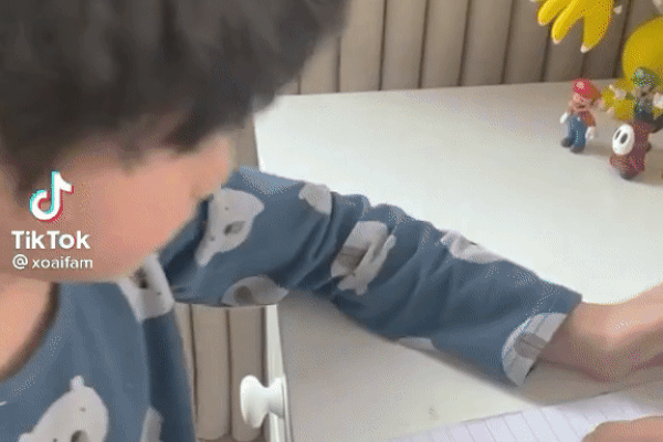 Con trai cứ làm bài tập là đòi đi vệ sinh, bố nghĩ ra cách trị khiến dân mạng cười không ngớt-6