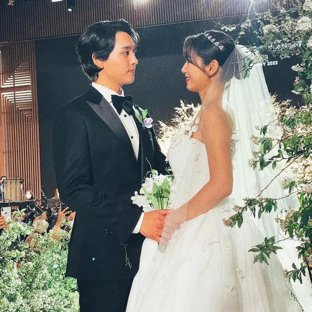 3 bộ váy cưới giấu bụng bầu của Park Shin Hye: Một thiết kế tưởng xuyên thấu tột cùng nào ngờ lại kín như bưng-1