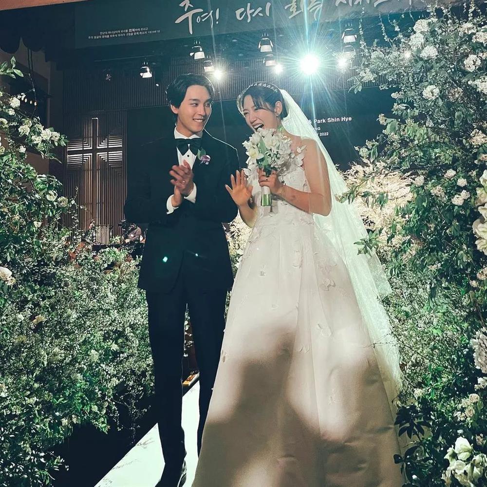 3 bộ váy cưới giấu bụng bầu của Park Shin Hye: Một thiết kế tưởng xuyên thấu tột cùng nào ngờ lại kín như bưng-2