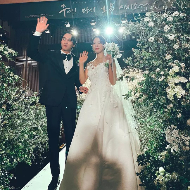 3 bộ váy cưới giấu bụng bầu của Park Shin Hye: Một thiết kế tưởng xuyên thấu tột cùng nào ngờ lại kín như bưng-3